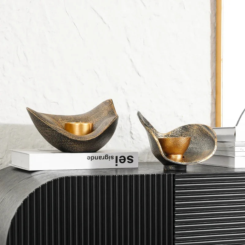 Geometrischer Kerzenhalter aus Kunstharz in Gold - Scheinraum.de