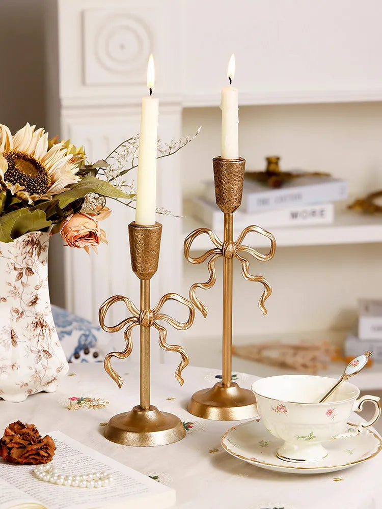 Goldener Kerzenhalter mit Schleifenornament - Scheinraum.de