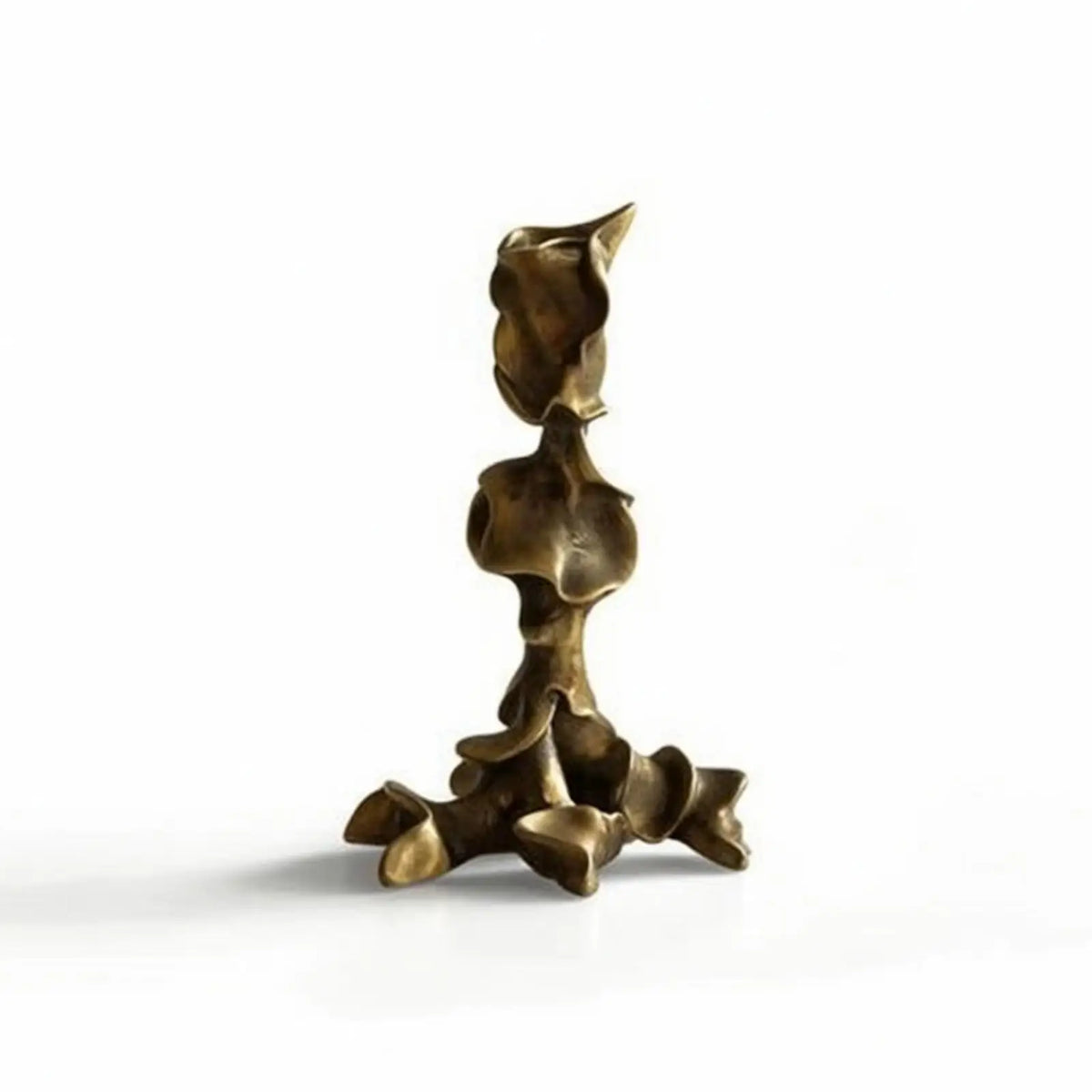 Skulpturaler Messing-Kerzenhalter in Antik-Gold - Scheinraum.de