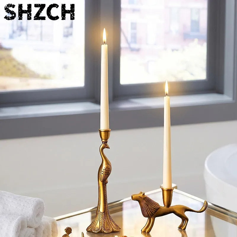 Mittelalterlicher Kerzenständer aus Messing in Gold - Scheinraum.de